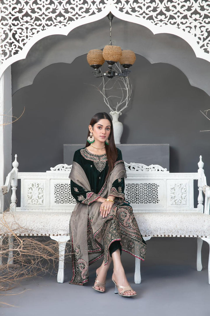 Makhmal-e-Kahani -Fancy Heavy Embroidered Velvet Collection D-3973 - Jays Boutique