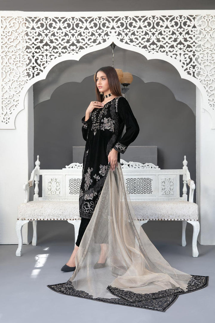 Makhmal-e-Kahani -Fancy Heavy Embroidered Velvet Collection D-3971 - Jays Boutique