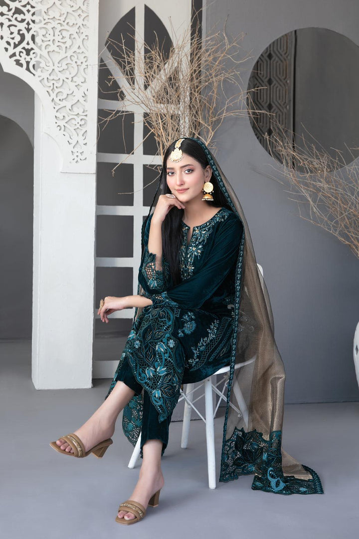 Makhmal-e-Kahani -Fancy Heavy Embroidered Velvet Collection D-3968 - Jays Boutique