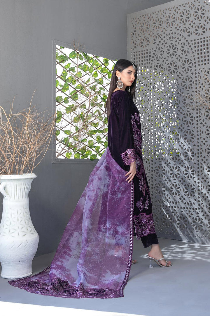 Makhmal-e-Kahani -Fancy Heavy Embroidered Velvet Collection D-3974 - Jays Boutique